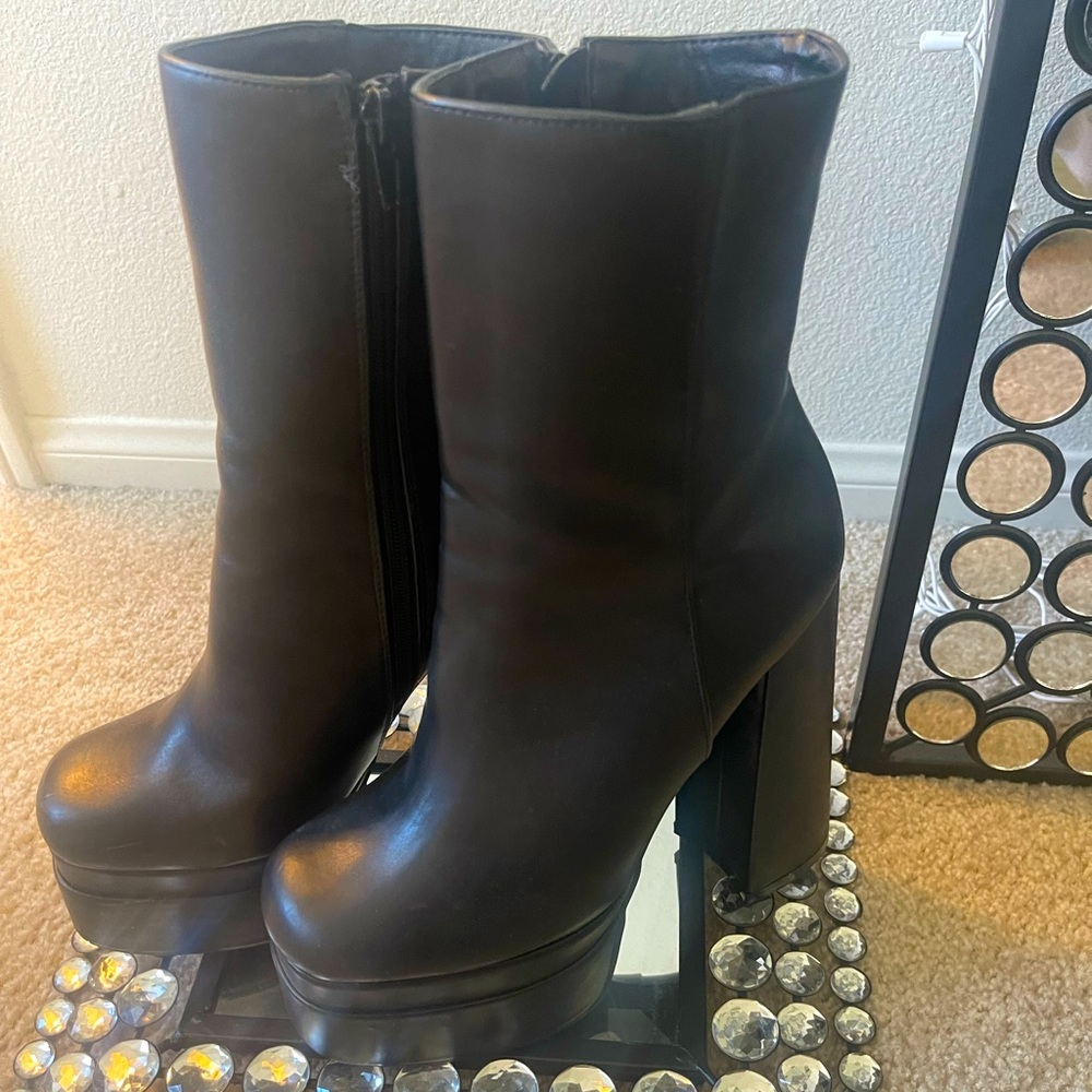 Black chunky comfortable brats style boots.